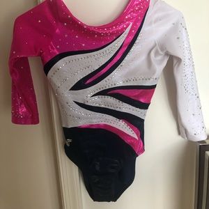 Quarter sleeve gymnastics leotard
